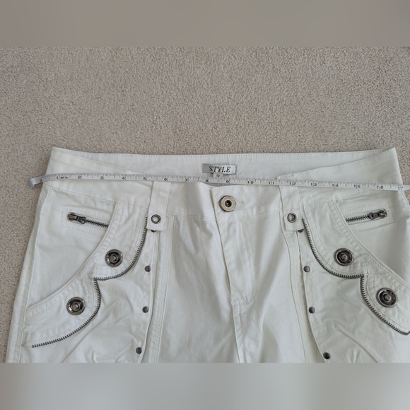 Style & Co. White Capris with Button Details - Picture 2 of 8
